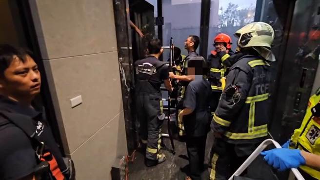 烏日區一處商辦大樓電梯突然故障，9名民眾受困近1小時後脫困。（警方提供／陳淑娥台中傳真）