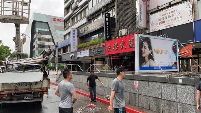 北市东区惊传招牌掉落，警澄清是误会。（民眾提供）