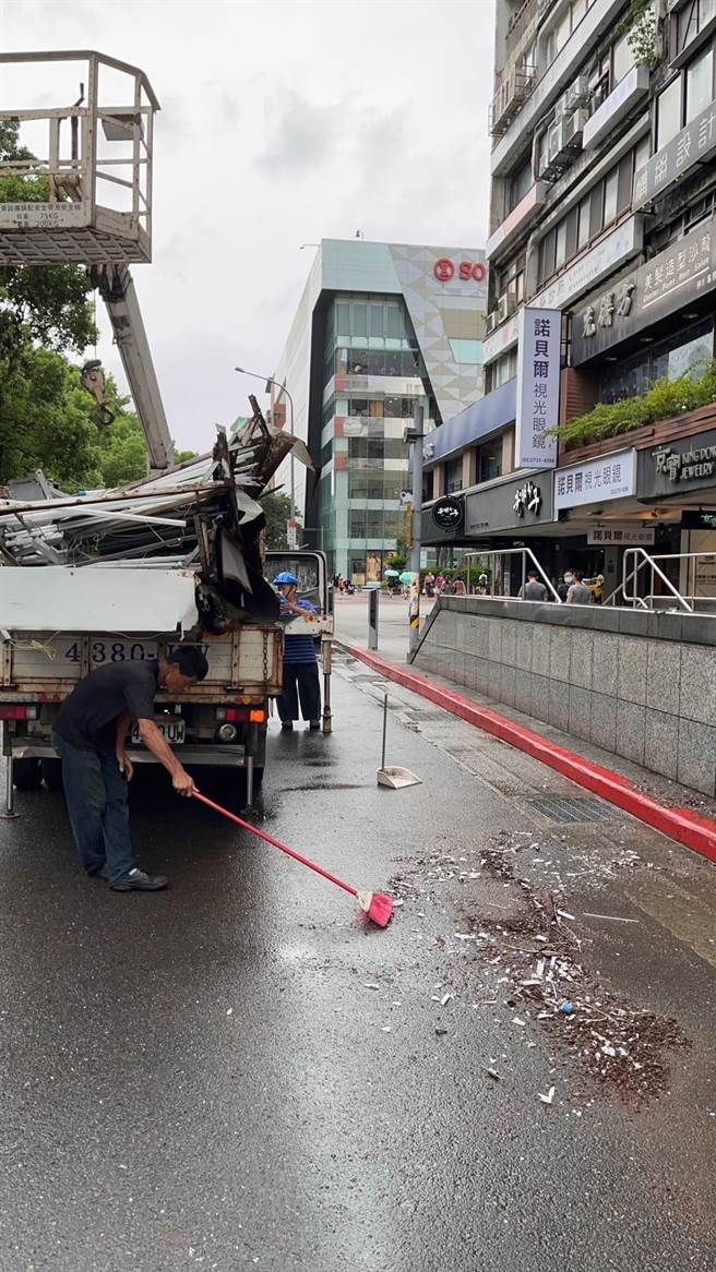 北市东区惊传招牌掉落，警澄清是误会。（民眾提供）