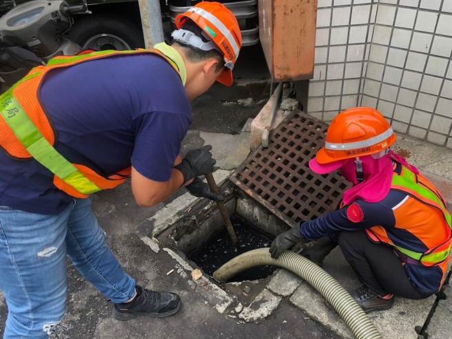 中度颱风杜苏芮逐渐靠近台湾，中央气象局昨日下午2时30分也发布了陆上颱风警报，新北市环保局7月22日起，全面针对易积淹水处加强侧沟清淤和巡检作业，目前已巡检928处、动员940人次和动员机具232车次。（新北市环保局提供）