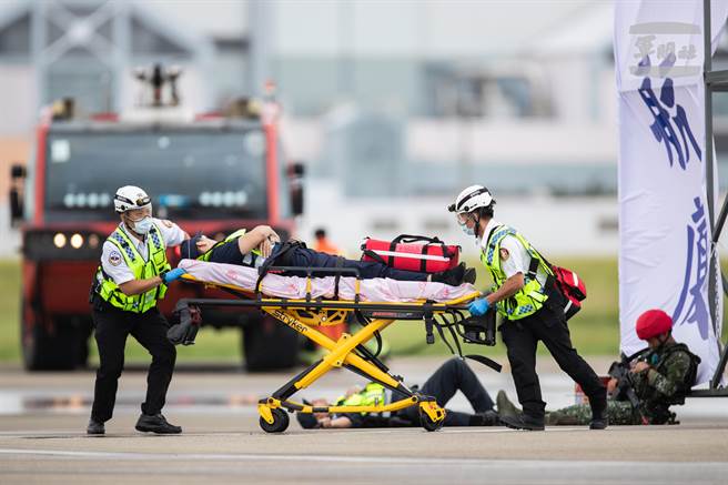 桃园机场消防大队救护人员共同参演。（军闻社提供）