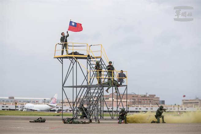 守备军夺回要点，并挥舞国旗象徵操演结束。（军闻社提供）
