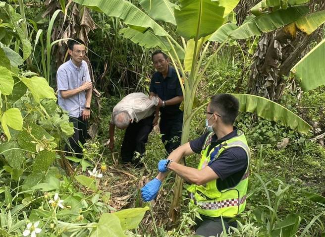 潭子老翁骑车自摔一夜未归，警方于洼地找到虚弱的老翁。（警方提供／陈淑娥台中传真）