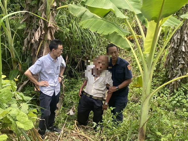 潭子老翁骑车自摔一夜未归，警方于洼地找到虚弱的老翁。（警方提供／陈淑娥台中传真）