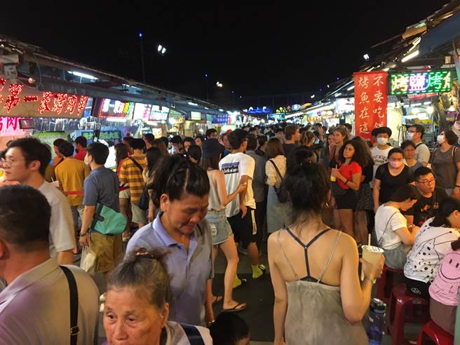 暑假遊客如織，東大門夜市每天湧人潮，但颱風來襲，今晚宣布暫時關閉。（本報資料照片）