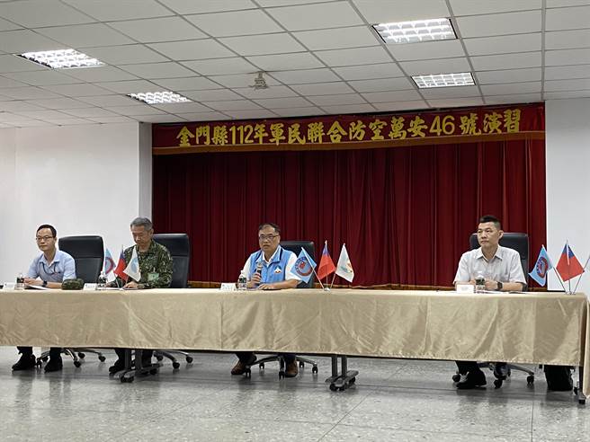 金门今日下午进行万安46号军民联合防空演习，由副县长李文良(右二)担任指挥官，统裁部副统裁官为金防部副指挥官周国健(左二)少将。(于家麒摄)