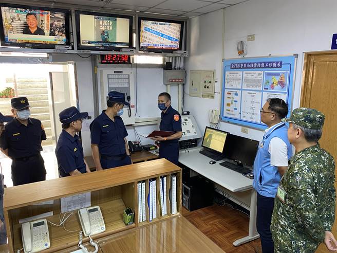 简报后相关人员前往县警局勤务指挥中心，视导防情传递与警报发放情况。(于家麒摄)