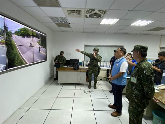 警报发布后，由金防部官兵透过视讯设备向视导官员简介国军部署情形。(于家麒摄)
