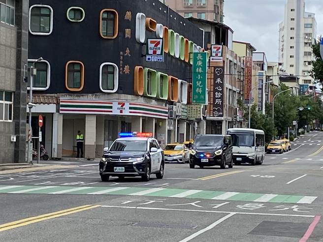 13时30分防空警报准时响起，平时最热闹的金城民生路大街都出现难得的净空景象，仅剩警车与视导车辆穿梭其间。(于家麒摄)