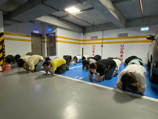 金城镇公所人员听闻防空警报声响，立即疏散至地下停车场避难。(于家麒摄)