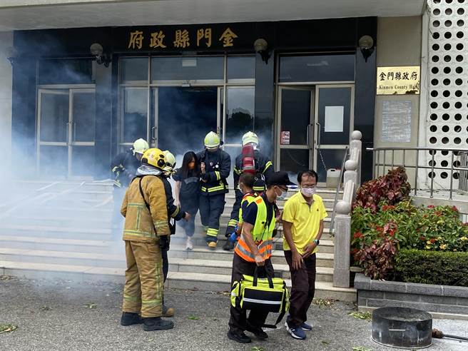 演习假想金门县政府遭敌飞弹攻击，致建筑物倒塌、火灾，消防人员紧急将伤者救出。(于家麒摄)