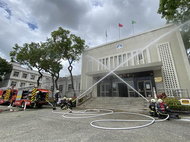 消防局紧急出动消防救灾各式车辆，射水协助灭火救灾。(于家麒摄)