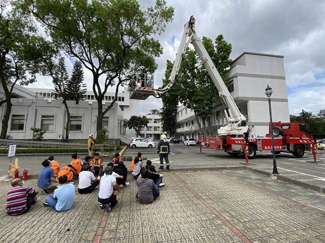 演习最后还出动消防云梯车，协助抢救高楼受困民眾。(于家麒摄)
