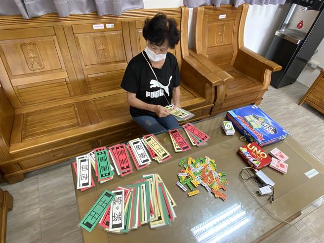 向阳吉第活动中心开设战时灾民收容救济站，贴心提供四色牌与桌游供避难民眾解闷。(于家麒摄)