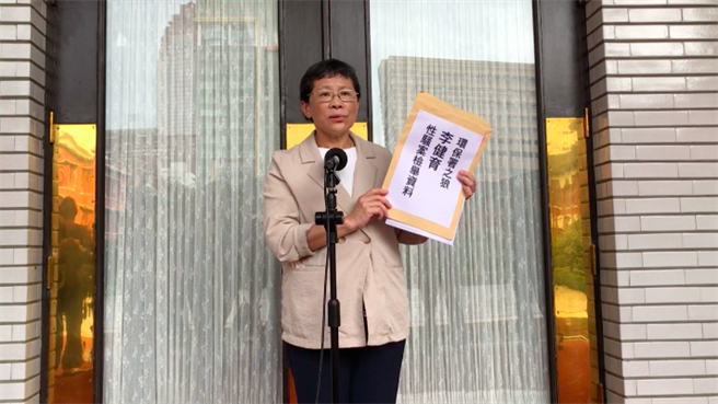 陈椒华下午说明，稍早已将环保署长张子敬包庇督察总队长李健育性骚案相关检举资料交给行政院发言人林子伦，请其转交给陈建仁院长和秘书长李孟谚详细了解案情。（翻摄自陈椒华脸书／杨亚璇台北传真）