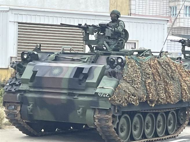 战甲车前往截击空降敌军。（许逸民摄）