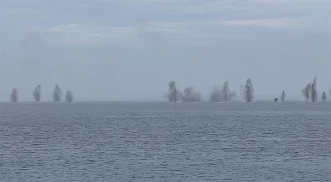 M60A3战车向海上目标区射击命中，激起水花。（许逸民摄）