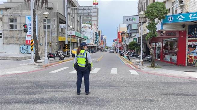 马公市区中正路闹街上的警察，提早叫街上的人躲避。（许逸民摄）