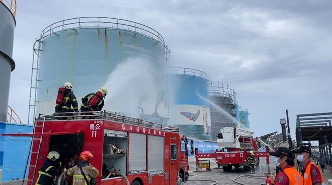 马公渔船加油站储槽战灾抢救。（许逸民摄）