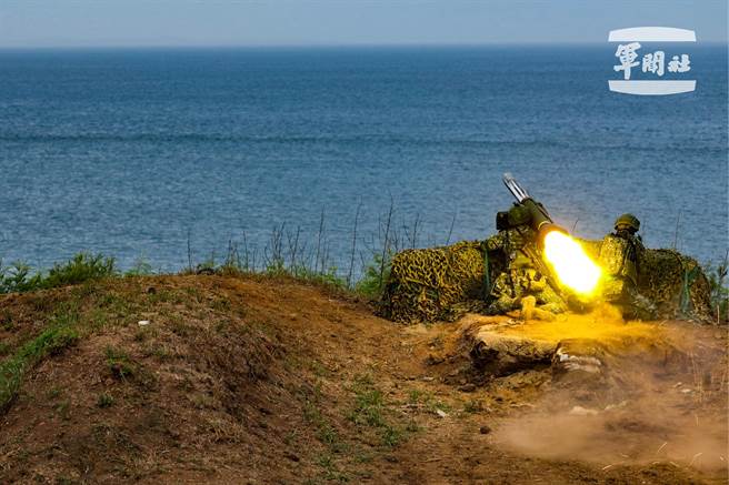 反装甲部队射击标枪飞弹。（军闻社提供／许逸民澎湖传真）