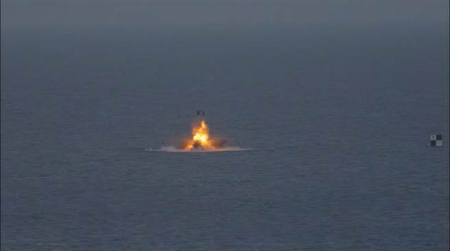 标枪飞弹命中海上船靶。（军闻社提供／许逸民澎湖传真）