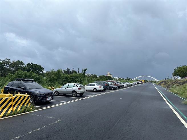 台東太平溪堤外兩側臨時停車場即刻起只出不進，預計7月26日19時實施預警性封閉。（台東縣政府提供／蔡旻妤台東傳真）