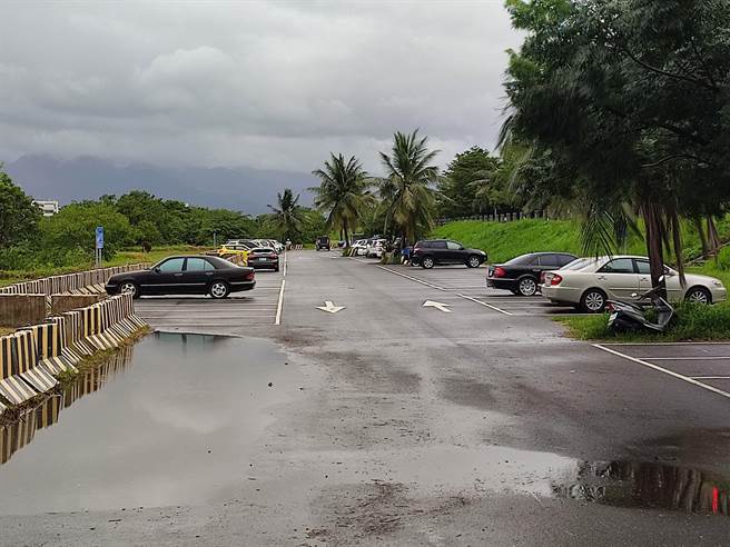 台東太平溪堤外兩側臨時停車場即刻起只出不進，預計7月26日19時實施預警性封閉。（台東縣政府提供／蔡旻妤台東傳真）
