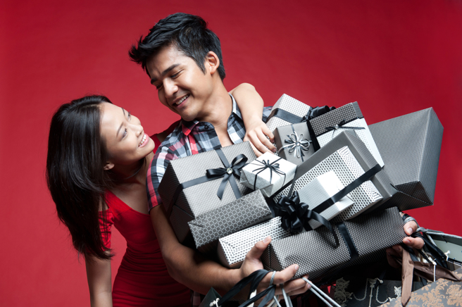 金牛座、巨蟹座、獅子座一旦認定對方，便會願意為伴侶花錢買單。（示意圖／Shutterstock）