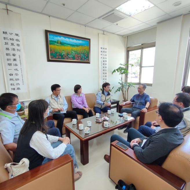 卫生福利部部长薛瑞元与疾病管制署署长庄人祥25日特别南下拜会臺南市长黄伟哲，瞭解臺南市登革热防治概况（图片来源：臺南市卫生局提供）
