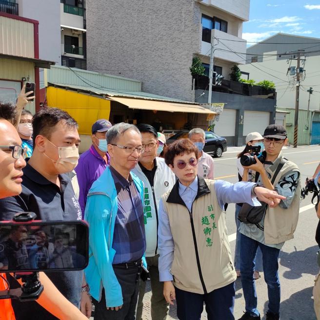 薛部长及庄署长随后由赵卿惠副市长陪同至仁德区视察现场孳清卫教及卫生局扩大採检执行状况。（图片来源：臺南市卫生局提供）
