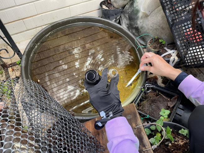 防治中心苏世斌主任提醒颱风天在家里避风雨休息的时候，也要清除积水容器内的病媒蚊及幼虫孓孑，同时要採取防蚊措施。（图片来源：臺南市卫生局提供）