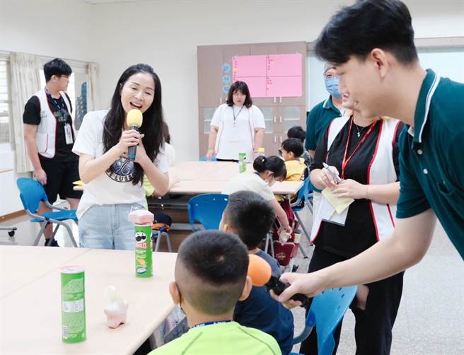 县长锺东锦夫人陈美琦惊喜现身。（李京升摄）