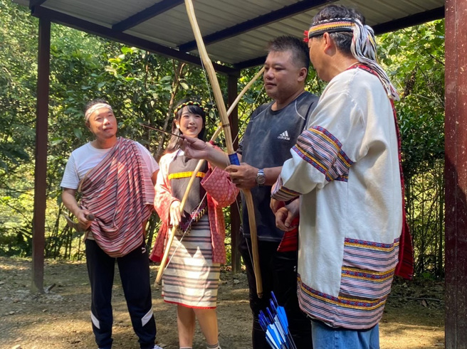 歡迎收看新北市美感教育頻道「跟著美感去旅行」烏來篇。(圖/新北市政府教育局提供)