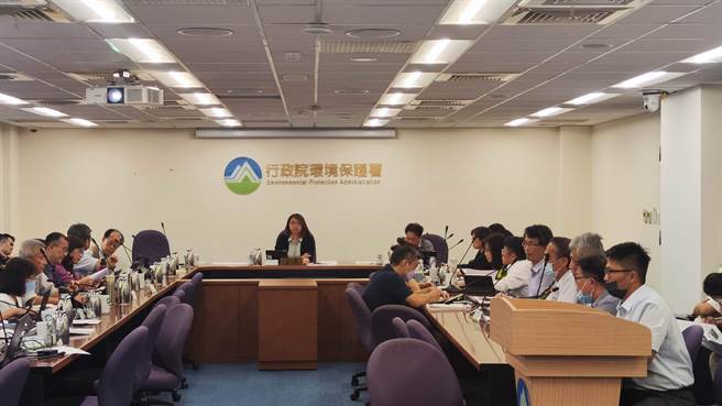 中油规划永安至通霄第二条海底输气管线兴建计画，拟沿着既有的永安至通霄海管东侧约1公里布设，採用36吋管径、总长约233公里的管线，今天顺利通过环评大会。（林良齐摄）