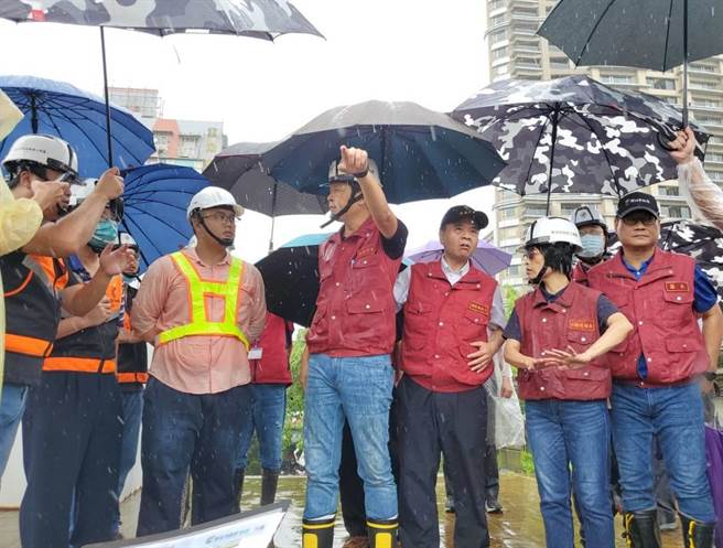 新北市副市长朱惕之今日先前往板桥江子翠抽水站，检视及抽查抽水机组温机及预抽机制，随后再前往三重重阳桥视察增设机车引道工程之防汛及防强风整备作为。(黄敬文摄)