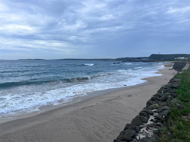 澎湖直至今天傍晚都还无风小浪，但晚间10时起将禁止民眾进入海岸线。（许逸民摄）