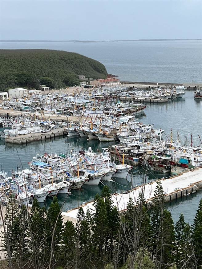 为了躲颱风，西屿乡赤马中心渔港都停满避风船只。（许逸民摄）