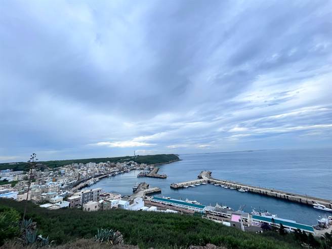 为了躲颱风，西屿乡外埯渔港不少船只都移去赤马渔港停放避风，平日拥挤的港区显得空荡。（许逸民摄）