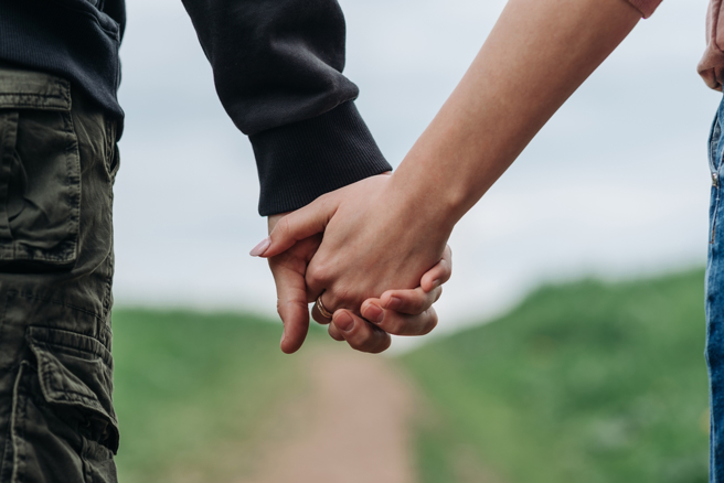 狮子男、摩羯男、牡羊男一旦恋爱后，原本直男的个性会因为想照顾对方，进而学习成长秒变暖男。（示意图／Shutterstock）