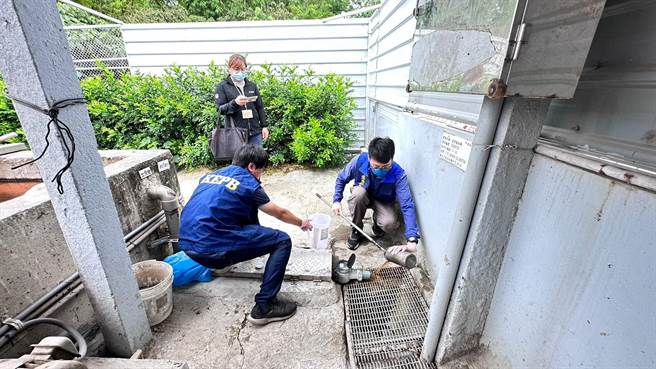 近期高市府环保局多次接获路竹地区民眾陈情畜牧场周边有异味飘散且出现畜牧粪便堆积的状况，环保局发现场外排沟有蓄积粪便或废水未妥善收集及绕流排放等情形。（高市府环保局提供／洪浩轩高雄传真）