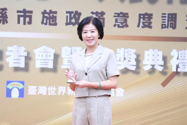 台中市长卢秀燕施政满意度拔头筹，但因坐镇台中防颱，由副市长王育敏北上领奖。（台中市政府提供／张亦惠台中传真）