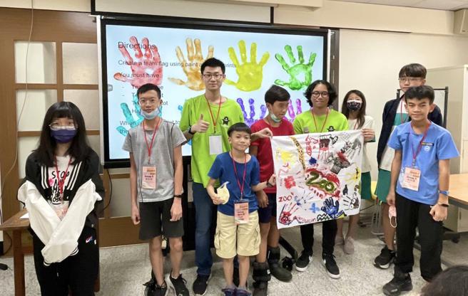 海外志工来这里一边教学也一边开了眼界，觉得台湾的课程很多元，学生很幸福。（图／高雄市教育局）