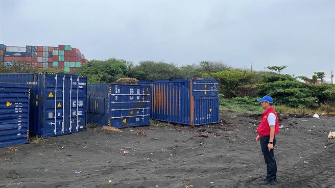 受杜苏芮颱风及其外围环流影响，高雄市海洋局26日加强天使轮货柜拖吊作业。（海洋局提供／林瑞益高雄传真）
