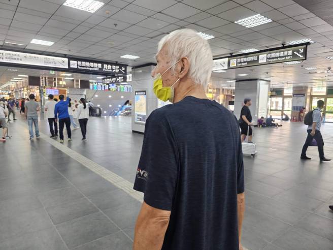 张伯伯感嘆，「老了找不到工作，社会局也不帮忙」。（游定刚拍摄）