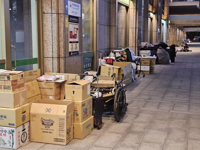 北车街友将纸箱堆迭成了临时住所。（游定刚拍摄）