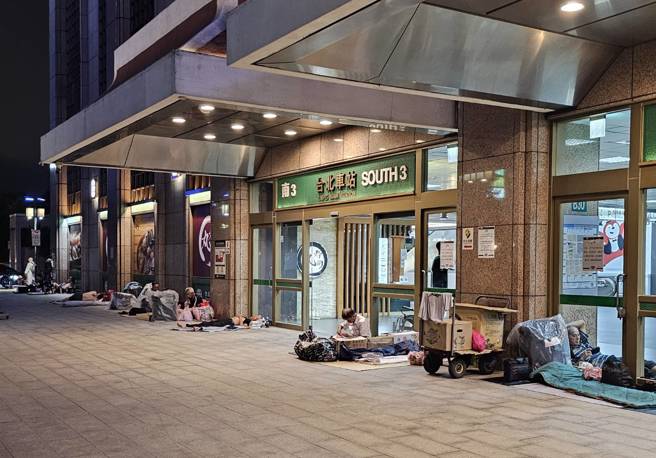 不少街友住在北车周边，入夜席地而睡。（示意图／报系资料照）
