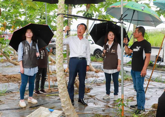 嘉义县长翁章梁（左二）26日到中埔乡视察农渔业防颱措施，呼吁农渔民趁雨势尚小，务必提前做好防范工作，将损失减至最低。（吕妍庭摄）