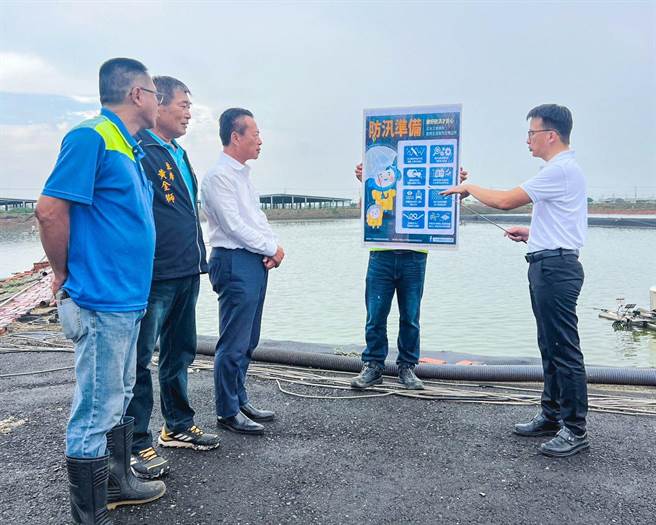 翁章梁今先后会同中埔乡长李碧云、义竹乡民代表黄金狮至木瓜园及鱼塭视察。（吕妍庭摄）