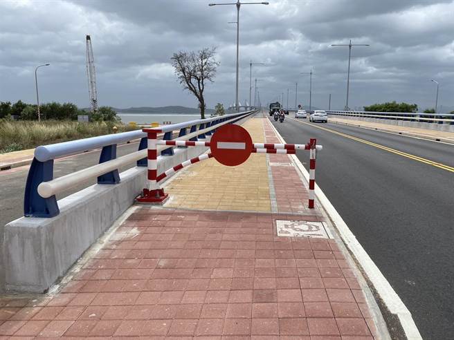 中颱杜苏芮来袭，金门大桥将自27日15时起封桥，并採单侧入口封闭，非紧急状况不得上桥。（图／金门县政府提供）