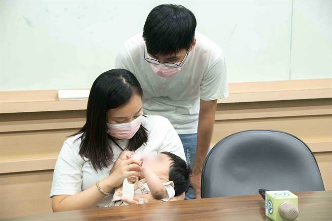 男婴母亲很感谢彰基所有的医护人员对他们的帮忙及照顾。（院方提供／孙英哲彰化传真）